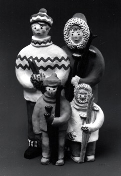 Семья лыжников. Обожженная глина, яичный пигмент. В. 20, д. 11. 1973.