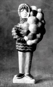 Продавщица шаров. Обожженная глина, яичный пигмент. В.17, д.7,5. 1967.