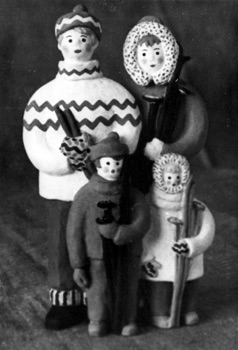 Семья лыжников. Обожженная глина, яичный пигмент. В. 20, д. 11. 1973.
